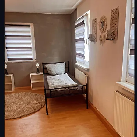 Apartment Super Monteurwohnung Mit Balkon Und Parkplatz, Bei Bayreuth Ruhig, 4 Betten Wifi, Kueche Creez